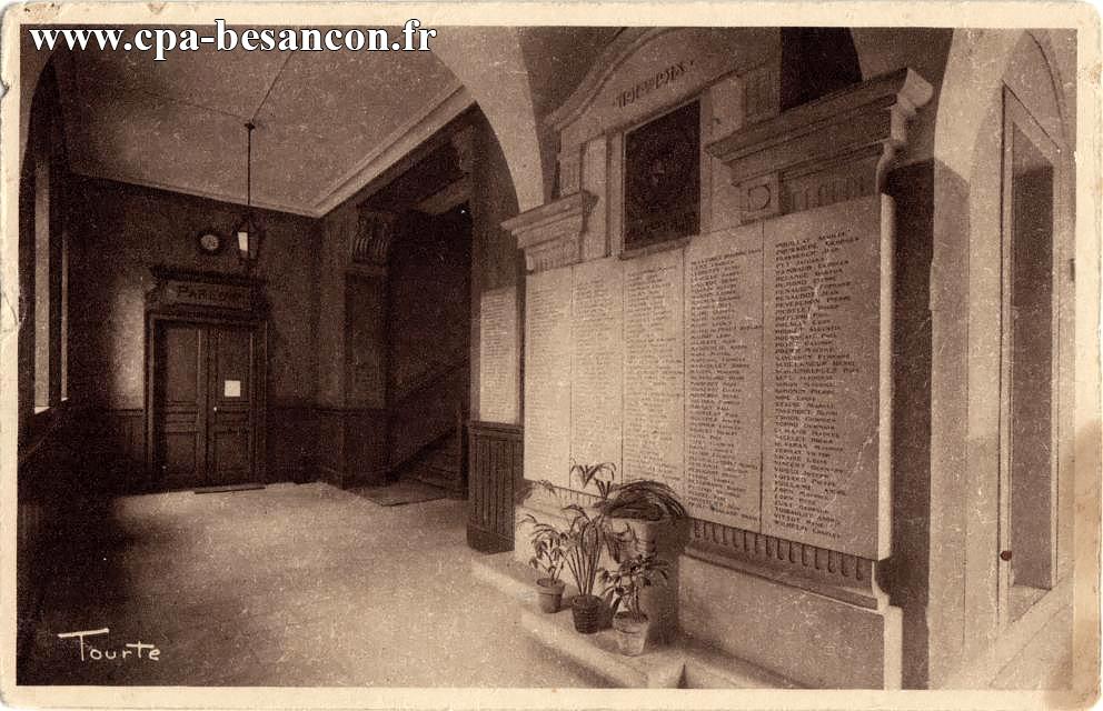 BESANÇON. Lycée Victor-Hugo - Monument aux Morts de la Guerre